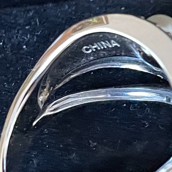 H 925 China 5 Pearl Ring with Green Gemstones - Picture 4 of 7